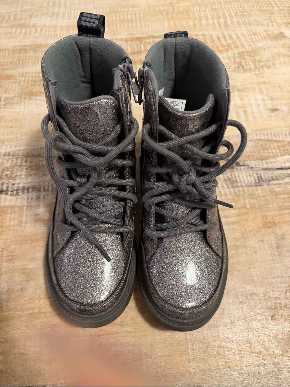 Girls UGG Robley boots size 2. EUC